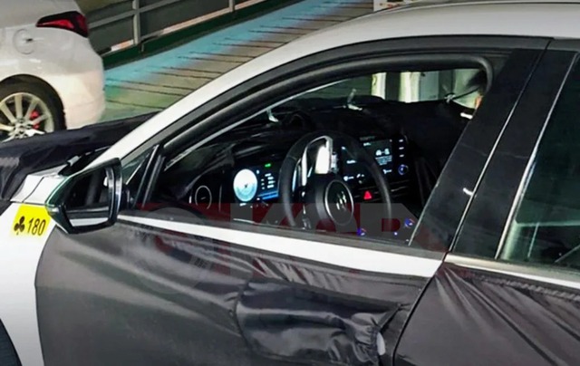 Hyundai Elantra thế hệ mới bất ngờ lộ ảnh nội thất: Nhiều điểm xịn như xe sang - Ảnh 1.