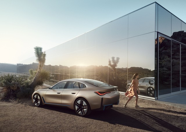 Ra mắt BMW i4 Concept: Đâu cũng đẹp… trừ mỗi mặt! - Ảnh 1.