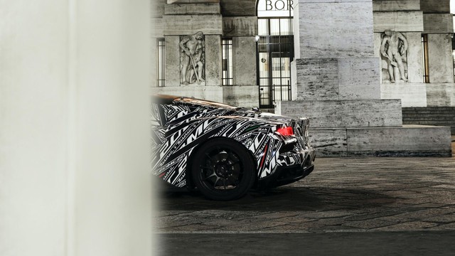 Bá đạo như Maserati: Lộ ảnh xe mới nhoè nhoẹt nhưng bức tượng phía sau mới là đỉnh cao cà khịa - Ảnh 1.