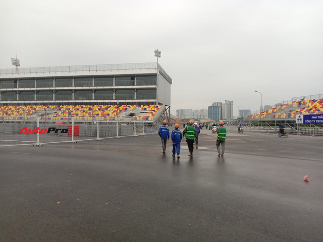 Quang cảnh đường đua F1 Hà Nội sau lệnh hoãn: Đại công trường ngổn ngang, công nhân vẫn làm việc - Ảnh 8.
