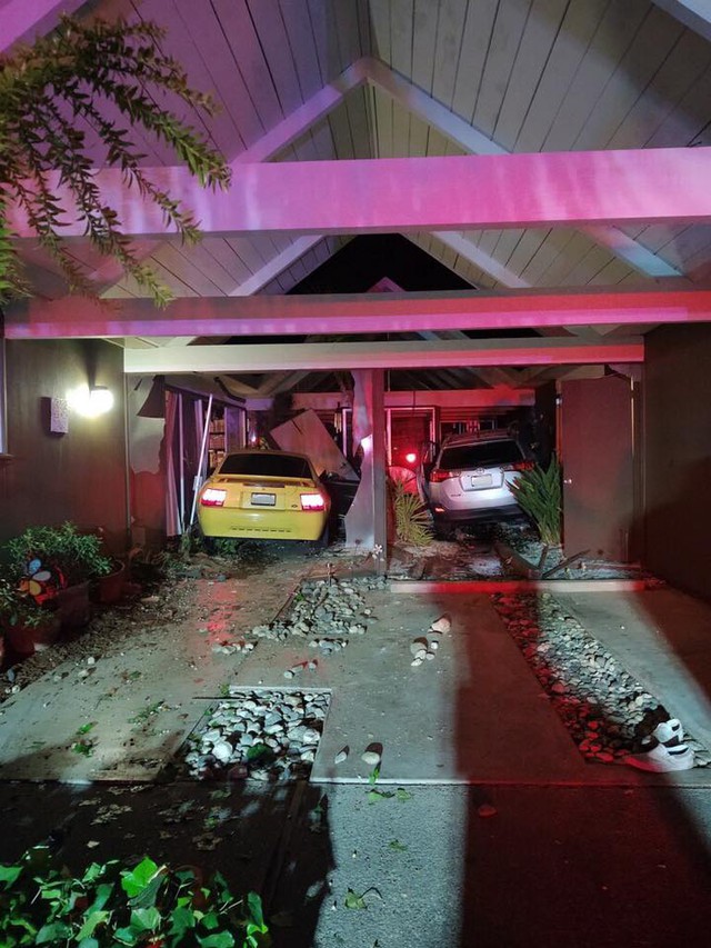 Góc cạn lời: Chủ xe Ford Mustang đâm vào nhà dân, lấy trộm Toyota RAV4 để bỏ trốn nhưng lại đâm lại vào chính ngôi nhà đó một lần nữa - Ảnh 1.