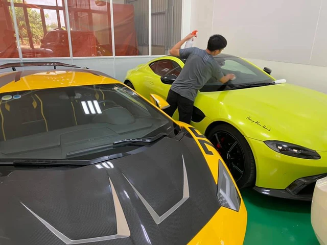 Đại gia Hoàng Kim Khánh chi hàng trăm triệu độ Aston Martin V8 Vantage trước tin đồn sắm thêm siêu phẩm McLaren Senna - Ảnh 1.