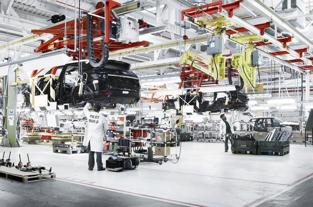Jaguar Land Rover trượt dốc, cho nửa nhân viên nghỉ không lương - Ảnh 1.