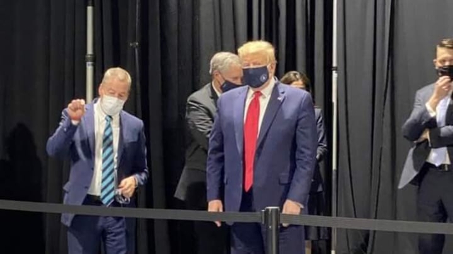 Cầm khẩu trang nhưng ít khi đeo, Tổng thống Trump gây tranh cãi khi đi thăm nhà máy Ford - Ảnh 2.