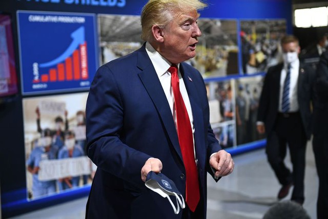 Cầm khẩu trang nhưng ít khi đeo, Tổng thống Trump gây tranh cãi khi đi thăm nhà máy Ford - Ảnh 3.