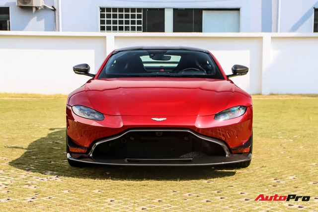 Chiêm ngưỡng Aston Martin V8 Vantage chính hãng với bộ bodykit tương tự xe đại gia Hoàng Kim Khánh - Ảnh 2.