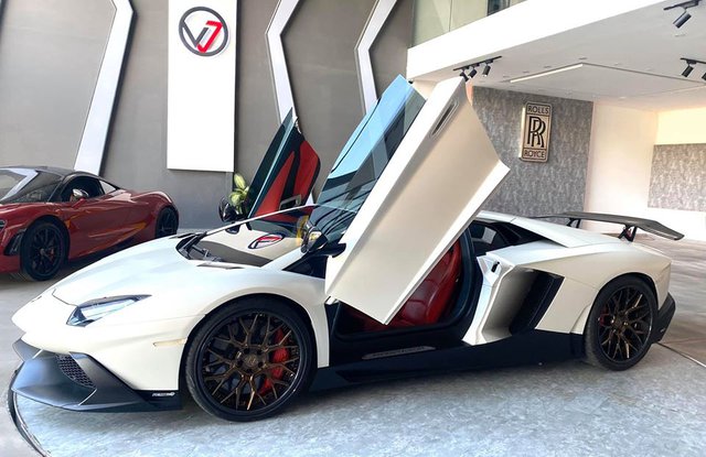 Vừa thay áo mới, Lamborghini Aventador bản độ độc nhất Việt Nam bất ngờ xuất hiện tại showroom xe cũ - Ảnh 1.