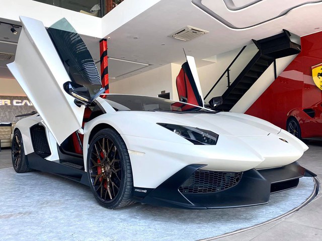 Vừa thay áo mới, Lamborghini Aventador bản độ độc nhất Việt Nam bất ngờ xuất hiện tại showroom xe cũ - Ảnh 3.