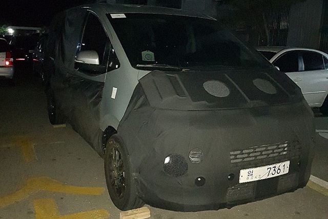 Lộ diện Hyundai Starex thế hệ mới: Nhiều điểm giống Santa Fe để đấu Kia Sedona - Ảnh 1.