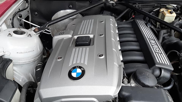 Bán 738 triệu bị chê đắt, chủ xe Việt đặt cốc nước đầy lên động cơ BMW Z4 để minh chứng chất lượng sau 16 năm tuổi - Ảnh 2.
