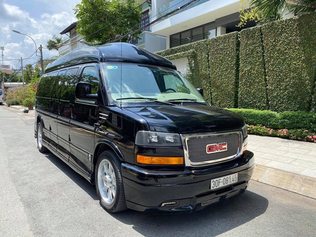 8 năm chạy 40.000km, biệt thự di động GMC Savana Explorer Limited SE bán lại ngang giá Mercedes C 200 Exclusive đời mới - Ảnh 1.