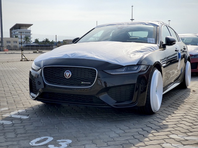 Jaguar XE 2020 đầu tiên cập cảng Việt Nam, hé lộ những trang bị hiện đại đấu Mercedes-Benz C-Class và BMW 3-Series - Ảnh 1.