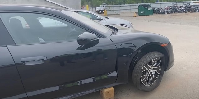 Mở bán chưa bao lâu, Porsche Taycan đã có phiên bản sắt vụn - Ảnh 6.