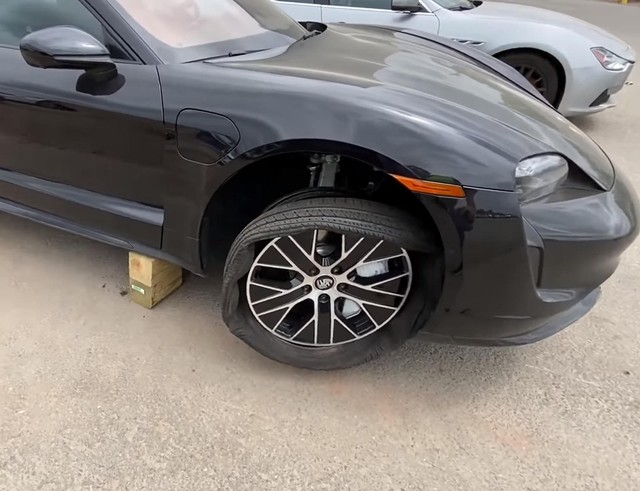 Mở bán chưa bao lâu, Porsche Taycan đã có phiên bản sắt vụn - Ảnh 3.