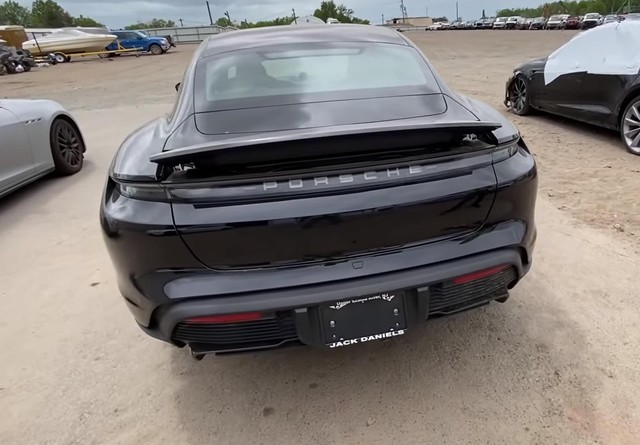 Mở bán chưa bao lâu, Porsche Taycan đã có phiên bản sắt vụn - Ảnh 4.