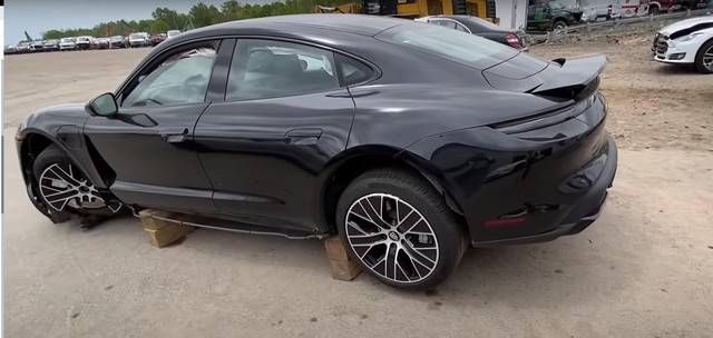 Mở bán chưa bao lâu, Porsche Taycan đã có phiên bản sắt vụn - Ảnh 2.