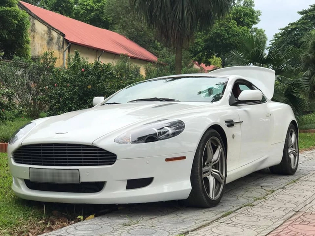 Qua thời đỉnh cao, Aston Martin DB9 đời 2007 bán lại với giá ngang ngửa Mercedes S 450 L đập hộp - Ảnh 1.