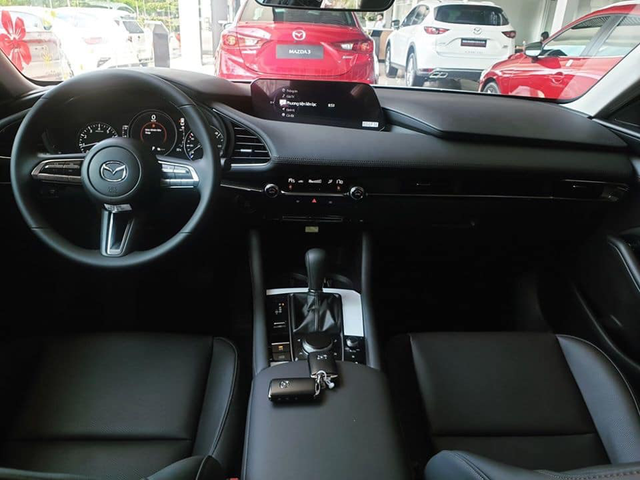 Có 850 triệu, an tâm chọn Mazda3 2020 hay liều mua Mercedes-Benz C300 AMG Plus 7 năm tuổi - Ảnh 5.