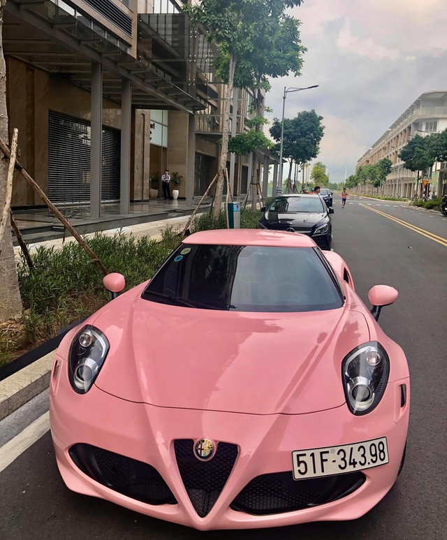 Alfa Romeo 4C Launch Edition độc nhất Việt Nam nữ tính hơn với lớp decal màu hồng độc đáo - Ảnh 1.