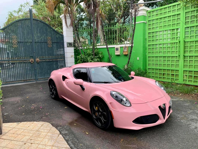 Alfa Romeo 4C Launch Edition độc nhất Việt Nam nữ tính hơn với lớp decal màu hồng độc đáo - Ảnh 2.