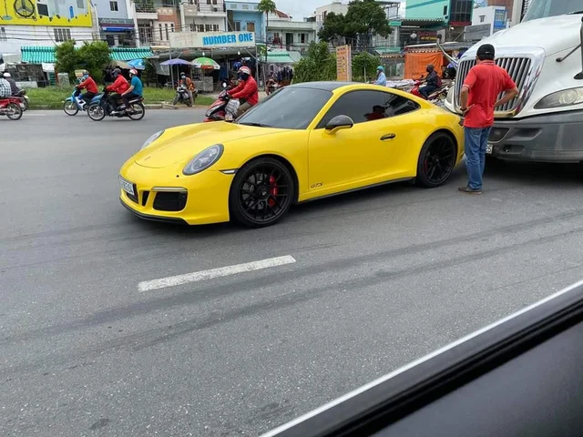 Hàng hiếm Porsche 911 Carrera GTS giá gần 8 tỷ đồng màu vàng va chạm với container tại Sài Gòn - Ảnh 1.