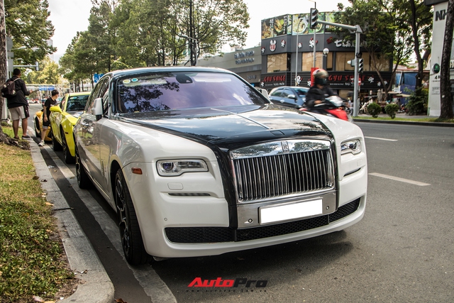 Dàn xe sang hội ngộ tại Sài Gòn cuối tuần: Rolls-Royce Ghost có ngoại hình đặc biệt gây chú ý - Ảnh 2.