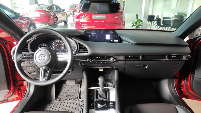 Có hơn 700 triệu đồng, mua Mazda3 Sport mới cho lành hay liều tậu Mercedes A 250 AMG 7 năm tuổi? - Ảnh 4.