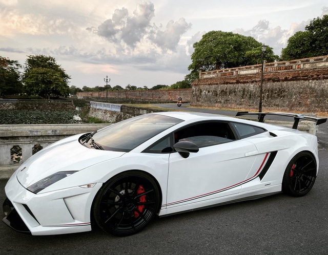 Bộ đôi siêu xe Lamborghini Gallardo lạ bất ngờ lăn bánh tại Huế, một chiếc thuộc bản giới hạn 50 chiếc trên toàn thế giới  - Ảnh 2.