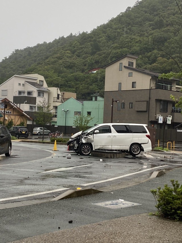 Toyota Alphard nặng cả tấn bất ngờ bị hất tung không rõ nguyên nhân, cả khu phố hốt hoảng - Ảnh 1.