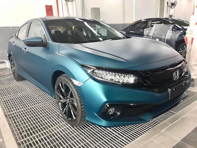 Honda Civic RS sơn màu độc hết 40 triệu đồng - Chiêu câu khách mới của đại lý - Ảnh 1.