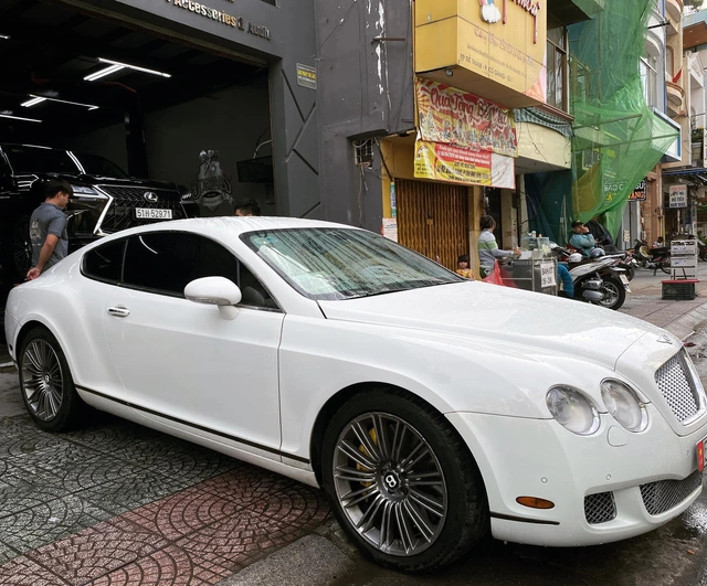 Mỗi năm chạy chưa tới 5.000 km, Bentley Continental GT Speed đời 2006 được bán lại với giá 2,8 tỷ đồng - Ảnh 1.