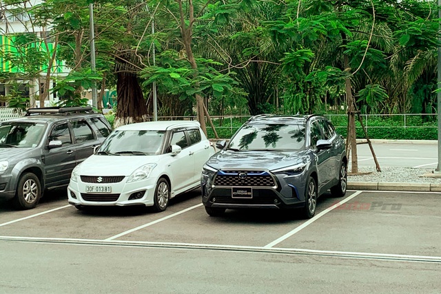 Toyota Corolla Cross lần đầu lộ diện tại Việt Nam: Động cơ Hybrid, xuất hiện chi tiết lạ quanh xe - Ảnh 4.