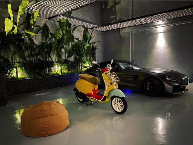 Doanh nhân Nguyễn Quốc Cường sắm Vespa hàng hiếm màu lạ, trưng bày cùng bộ sưu tập siêu xe hoành tráng tại nhà - Ảnh 1.