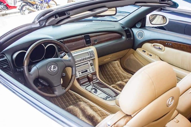 12 năm tuổi, xe chơi Lexus SC430 vẫn có giá đắt hơn Mercedes-Benz C-Class 2020 đập hộp - Ảnh 4.