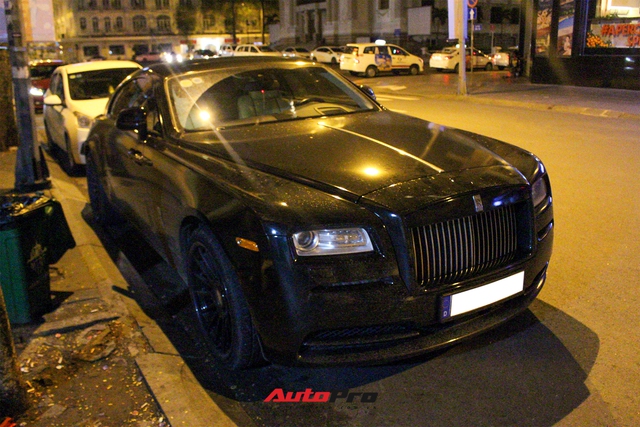Rolls-Royce Wraith của doanh nhân Đà Lạt lột xác ấn tượng với màu đen hầm hố - Ảnh 2.