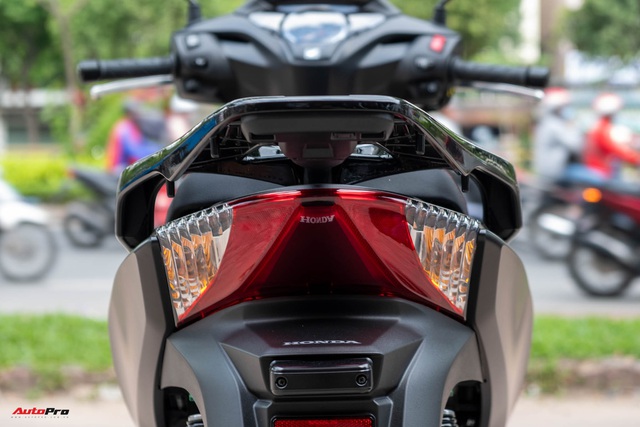 Chi tiết Honda SH300i Total Black 2020 đầu tiên về Việt Nam: Nhập Ý, giá trên dưới 300 triệu đồng - Ảnh 9.