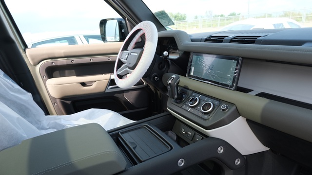 Chi tiết Land Rover Defender 2020 vừa khui công tại Việt Nam: Giá khoảng 5 tỷ đồng, đấu Mercedes G-Class - Ảnh 6.