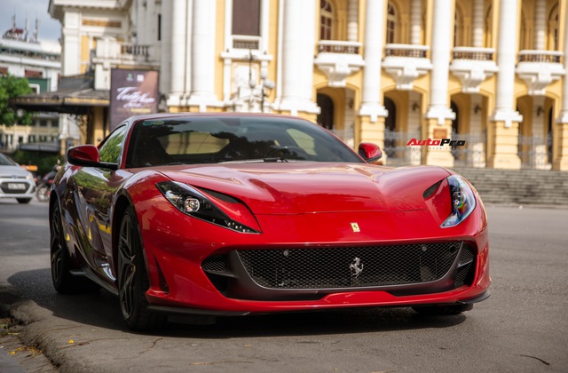 Ferrari 812 Superfast khoe màn tăng tốc cùng tiếng pô ấn tượng trên phố Hà Nội, chủ nhân còn một siêu xe khủng trong garage - Ảnh 4.