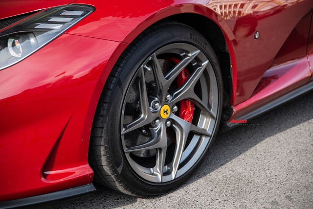 Ferrari 812 Superfast khoe màn tăng tốc cùng tiếng pô ấn tượng trên phố Hà Nội, chủ nhân còn một siêu xe khủng trong garage - Ảnh 5.