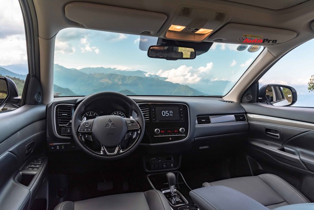 Đánh giá Mitsubishi Outlander ‘full option’: Đấu Honda CR-V bằng cách dung hoà thực dụng và vận hành - Ảnh 6.
