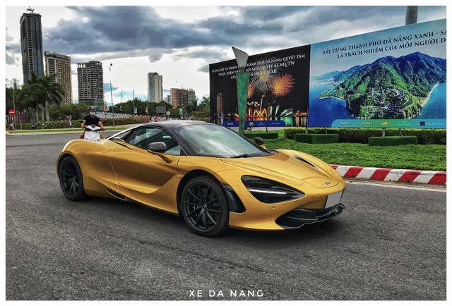 Siêu xe McLaren 720S Spider màu vàng đồng lăn bánh trên đường phố Đà Nẵng - Ảnh 4.