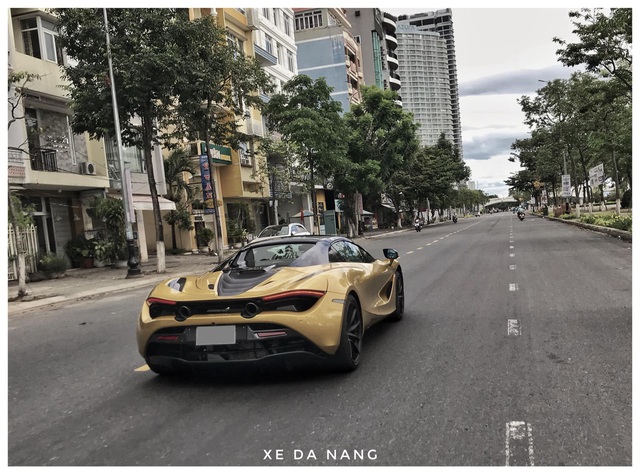 Siêu xe McLaren 720S Spider màu vàng đồng lăn bánh trên đường phố Đà Nẵng - Ảnh 7.