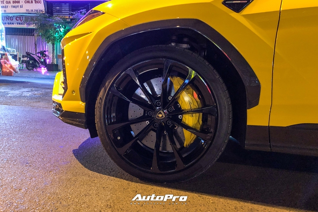 Lamborghini Urus vàng với gói carbon gây chú ý về tay người chơi Sài Gòn - Ảnh 4.