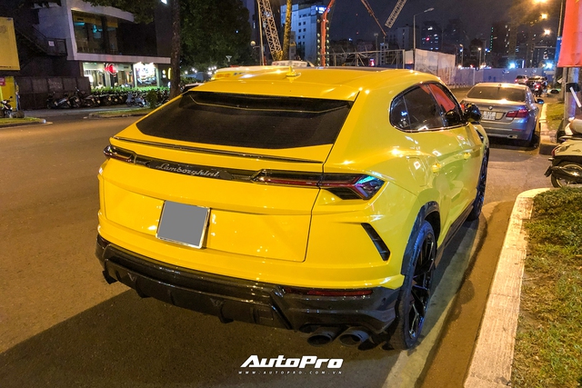 Lamborghini Urus vàng với gói carbon gây chú ý về tay người chơi Sài Gòn - Ảnh 3.