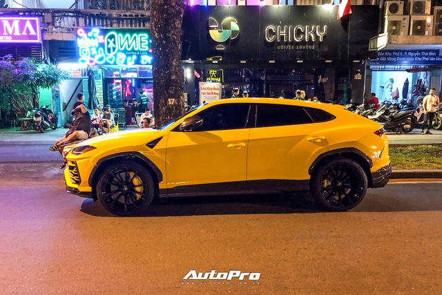 Lamborghini Urus vàng với gói carbon gây chú ý về tay người chơi Sài Gòn - Ảnh 9.