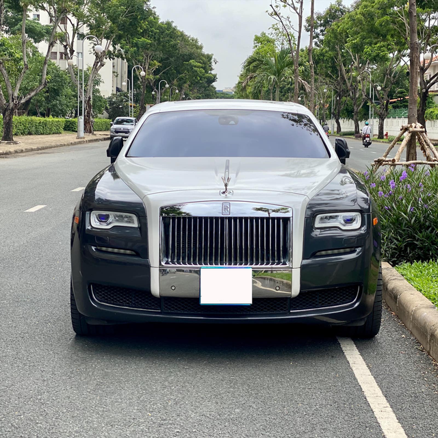 Sau gần 1 thập kỷ, Rolls-Royce Ghost hạ giá rẻ hơn cả Mercedes-Maybach đập hộp - Ảnh 1.