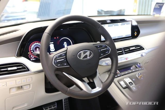 Ảnh thực tế Hyundai Palisade phiên bản VIP tại đại lý: Ghế sau đúng chất ông chủ, xịn không kém Maybach, giá quy đổi hơn 1,1 tỷ đồng - Ảnh 3.