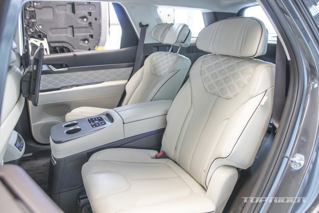 Ảnh thực tế Hyundai Palisade phiên bản VIP tại đại lý: Ghế sau đúng chất ông chủ, xịn không kém Maybach, giá quy đổi hơn 1,1 tỷ đồng - Ảnh 10.