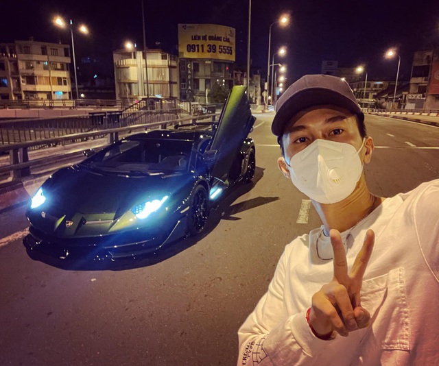 Sài Gòn vừa nới giãn cách, Phan Công Khanh lái Aventador SVJ hội ngộ giới đại gia chơi siêu xe ngay trong đêm - Ảnh 2.