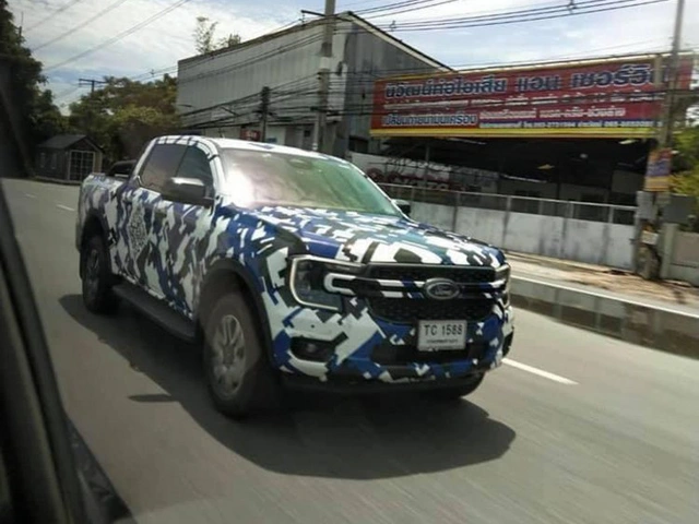Ford Ranger 2022 lộ diện rõ nét trên đường phố: Như F-150 thu nhỏ, động cơ đồn đoán mạnh nhất phân khúc, sẽ sớm ra mắt tại Việt Nam - Ảnh 1.